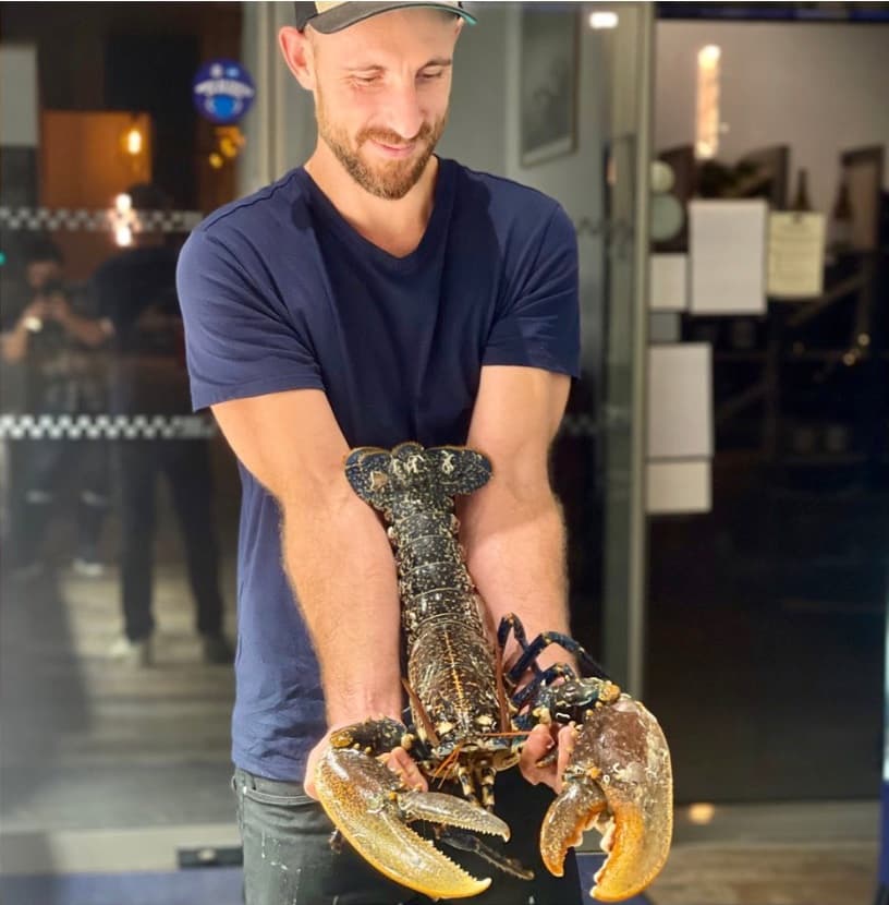 Pierre présentant une grosse langouste