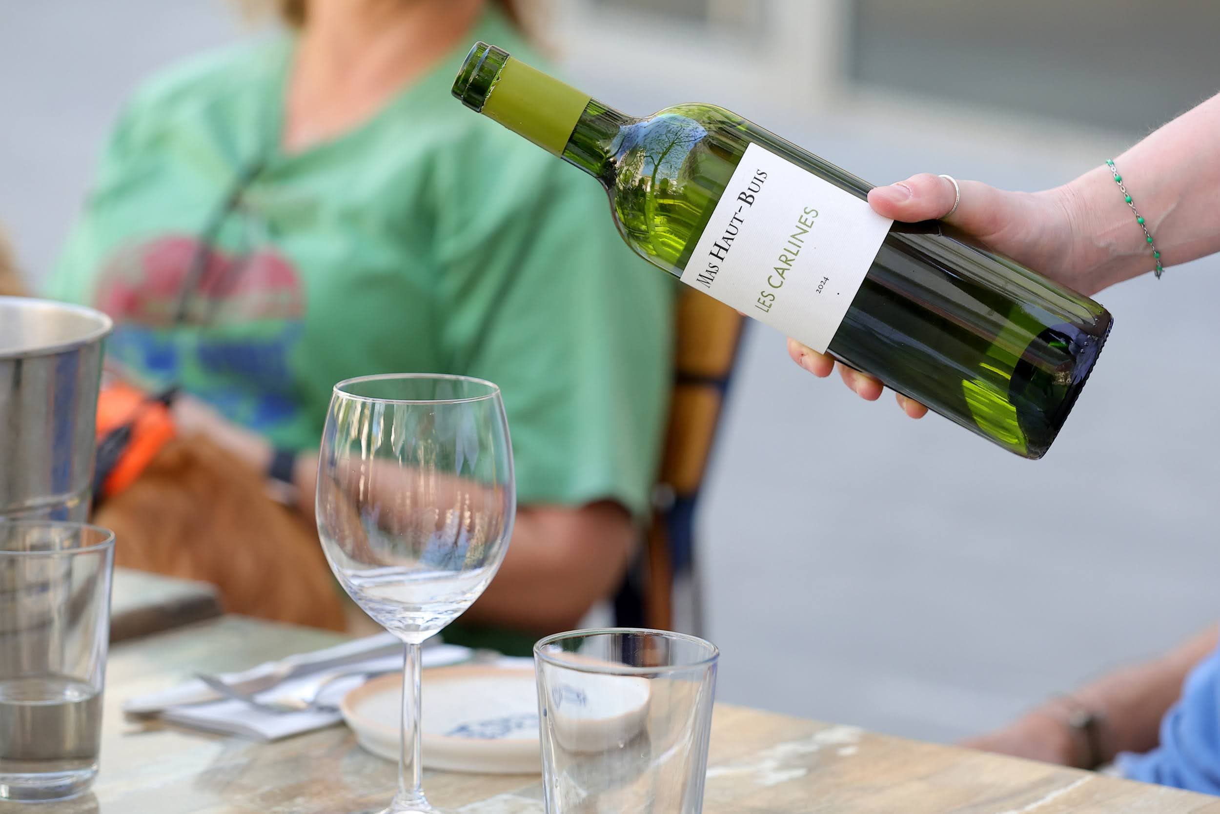 Service du vin blanc en terrasse